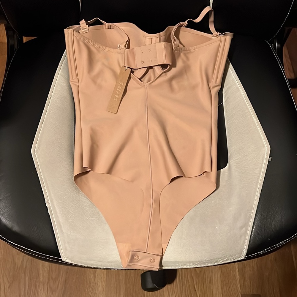 SKIMS BODY UNDERWIRE THONG BODYSUIT CLAY - Picture 2 of 3